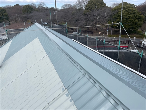 金属屋根なのでエポパワーメタルを下塗り材に使用しております