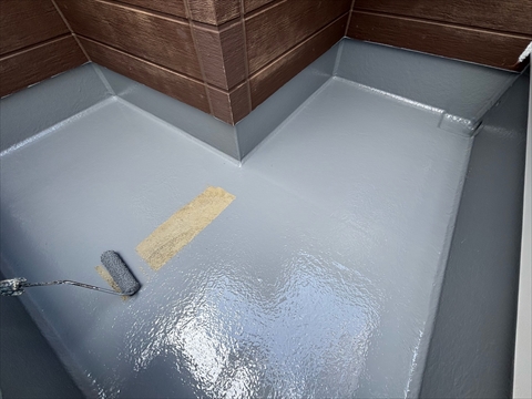 ベランダ防水：　FRP防水が施されたベランダの防水性を保護し、大切なお住まいの長寿命化に貢献するトップコートです。