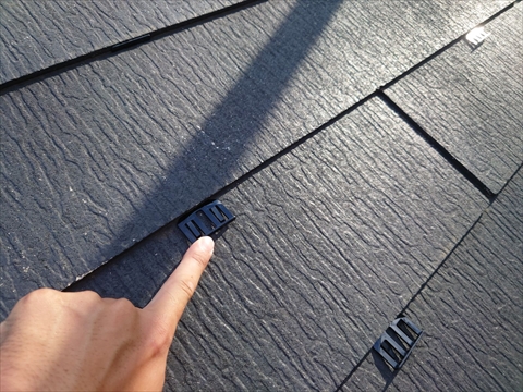 適切な隙間を確保することで、屋根内部の通気性を保ち、雨水の逃げ道を作って雨漏りや内部結露を防ぎます。