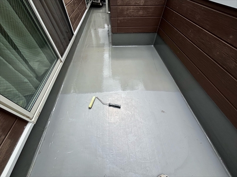 FRP防水が施されたベランダの防水性を保護し、大切なお住まいの長寿命化に貢献するFPRベランダ専用の下塗材です。