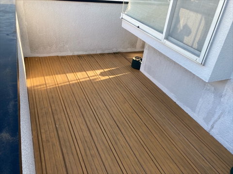 樹脂製のベランダ材。長い年月紫外線に晒せれていることで劣化しています。反りや割れが見受けられます。