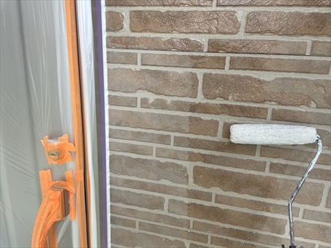 プライマーを塗布します。外壁塗装の1度塗り目です。一般的に下塗りと言います。