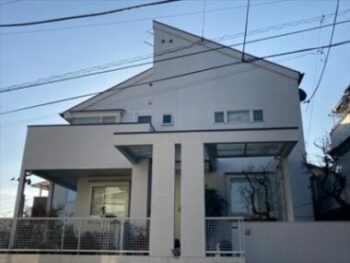エントランス屋根、柱部が腐食しています。他、外壁にもヒビ割れ多数あり。