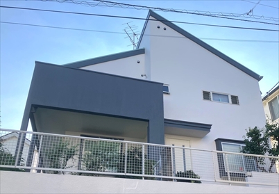 エントラス屋根、柱部が腐食していたため撤去しました。