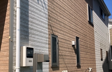 外壁の黒ずみ(カビやホコリ )が見受けられ防水効果が薄れています
