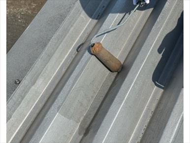 工場の折半屋根に錆止め効果のあるプライマー塗布(下塗り)